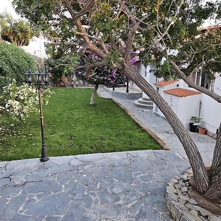 Cool 4-bedroom With Sea Views Villa