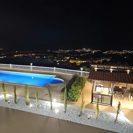 Villa 4-bedroom With Cool Sea Views *