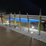 Cool 4-bedroom With Sea Views *