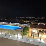 Cool 4-bedroom With Sea Views *