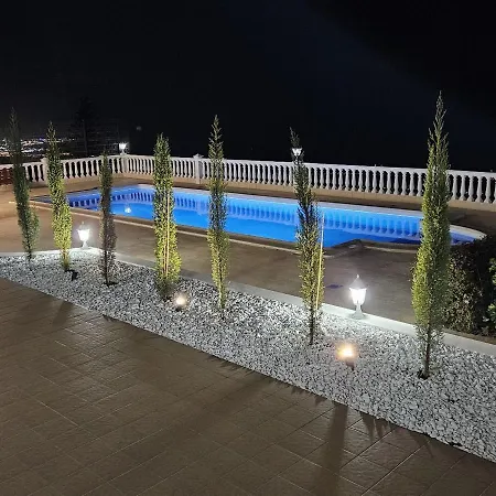 Cool 4-bedroom With Sea Views *