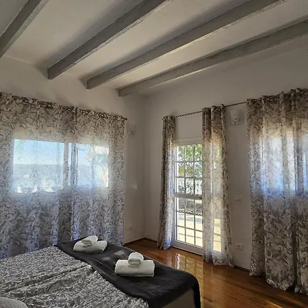 Cool 4-bedroom With Sea Views Villa Tijoco de Abajo