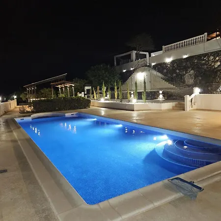 Cool 4-bedroom With Sea Views Villa Tijoco de Abajo