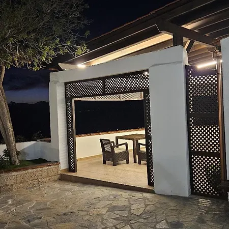 Cool 4-bedroom With Sea Views Villa