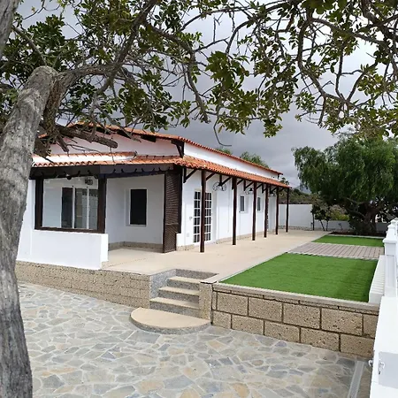 Cool 4-bedroom With Sea Views Villa *