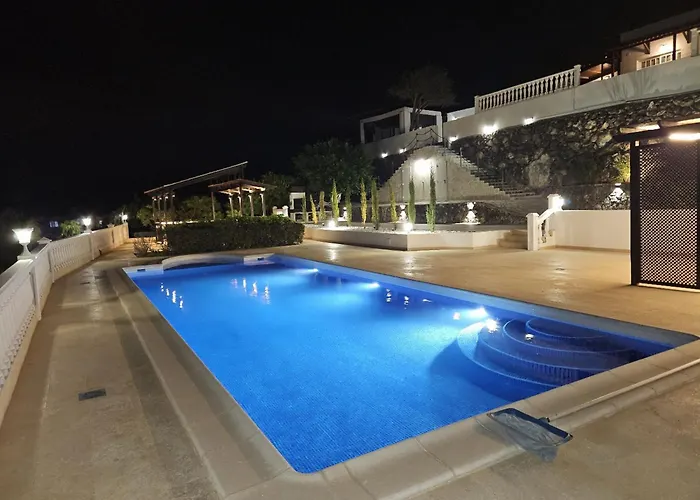 Cool 4-bedroom With Sea Views *