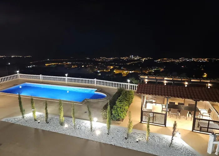 Cool 4-bedroom With Sea Views *