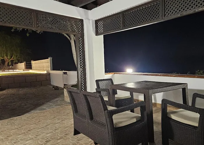 Cool 4-bedroom With Sea Views וילה *