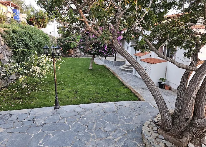 Cool 4-bedroom With Sea Views וילה