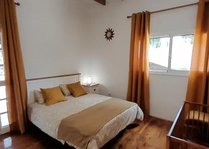 Cool 4-bedroom With Sea Views וילה *