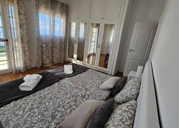 Cool 4-bedroom With Sea Views Villa *