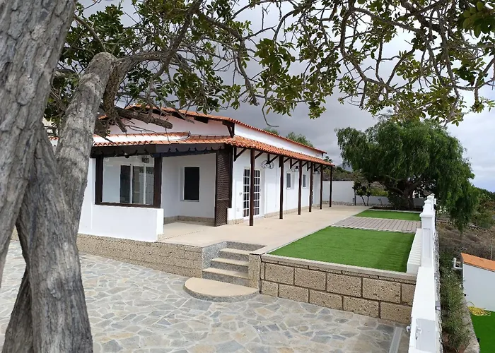 Cool 4-bedroom With Sea Views *