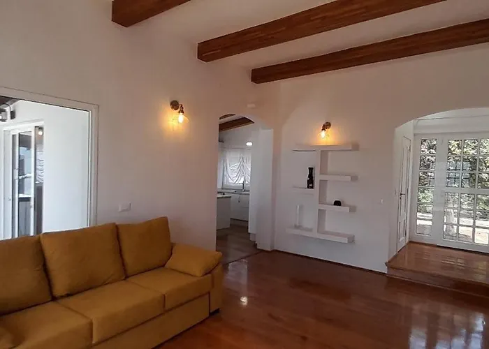 Cool 4-bedroom With Sea Views