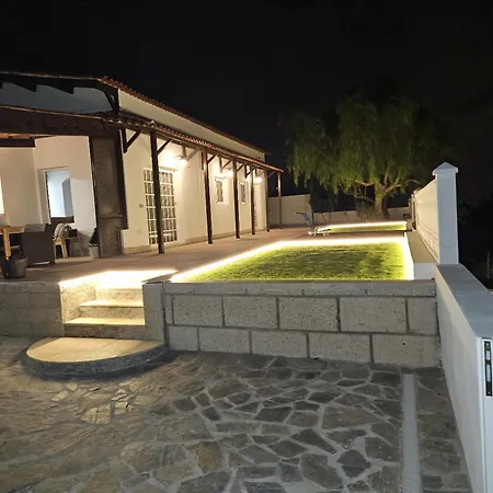 4-bedroom With Cool Sea Views Willa *