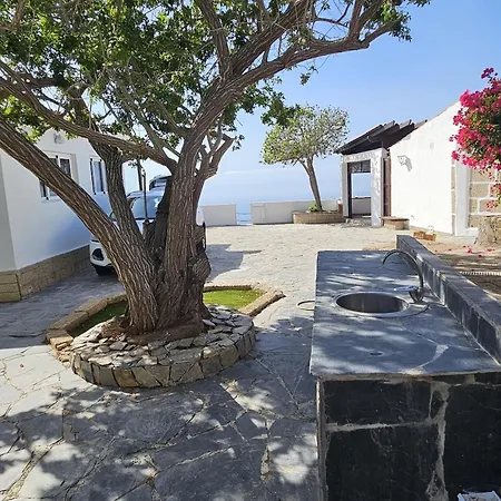 4-bedroom With Cool Sea Views *