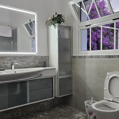 Willa 4-bedroom With Cool Sea Views